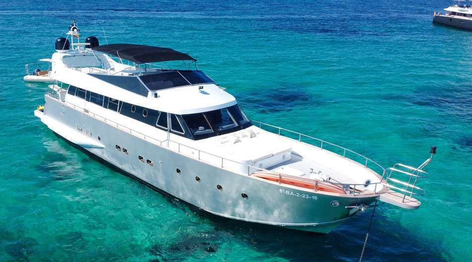 El Baglietto 24 fondeado en aguas turquesa